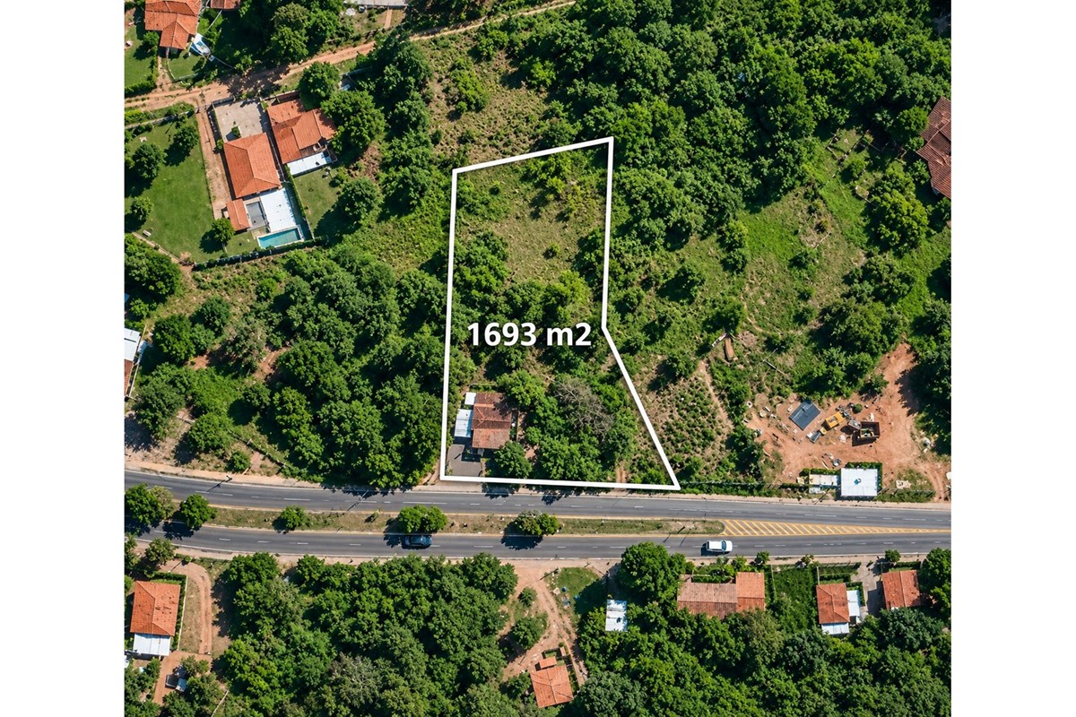 Terreno com construção à venda em Loma Grande