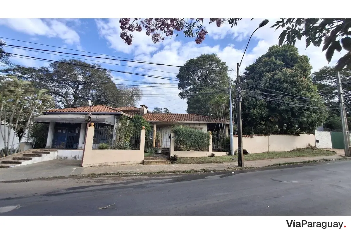 Land for sale on Av. Félix Bogado, 1,200 m²