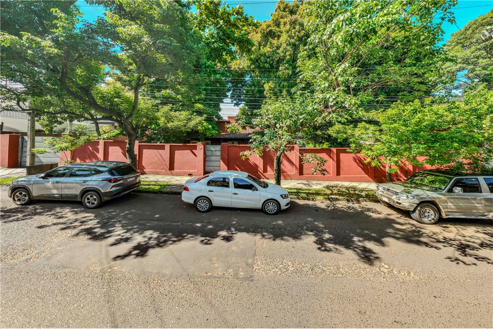 Land for sale in Ycuá Satí, Asunción – 2,268 m²