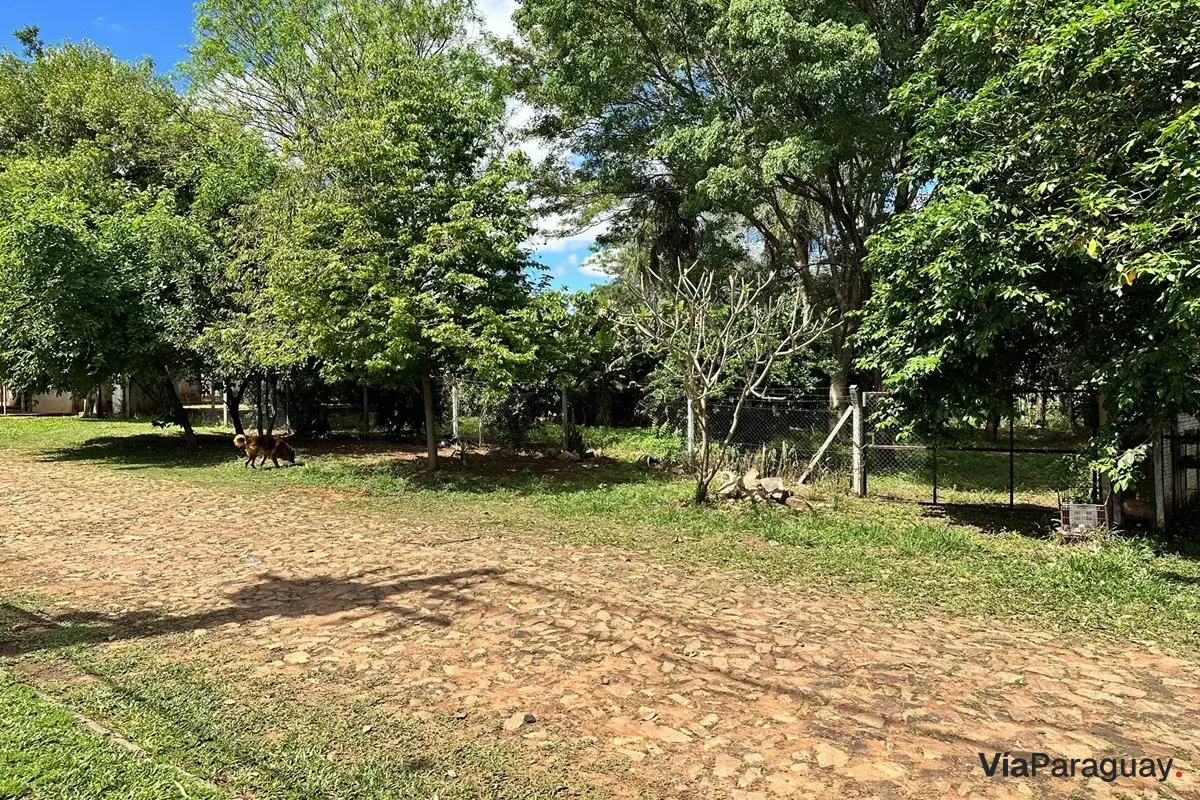 Terreno à venda em Yka'a, Luque — 748 m²