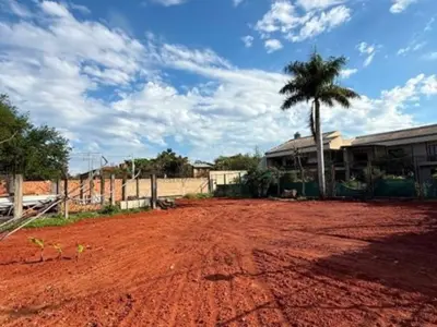 Terreno para alugar de 810 m² em Luque 1