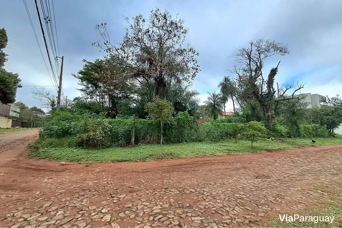 Terreno de esquina de 1080 m2 à venda em San Lorenzo