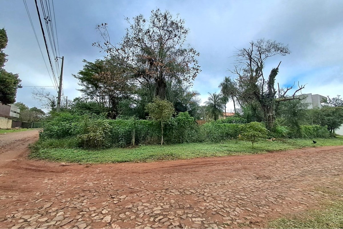 Corner lot of 1080 m2 for sale in San Lorenzo