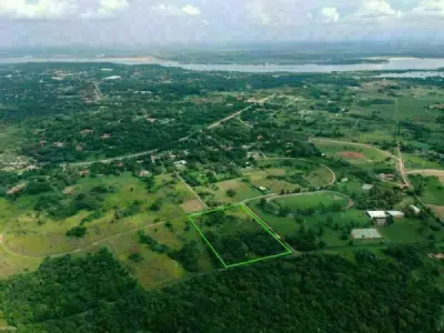 Terreno de esquina de 15.000 m² à venda em Urbanización Surubii, Mariano Roque Alonso