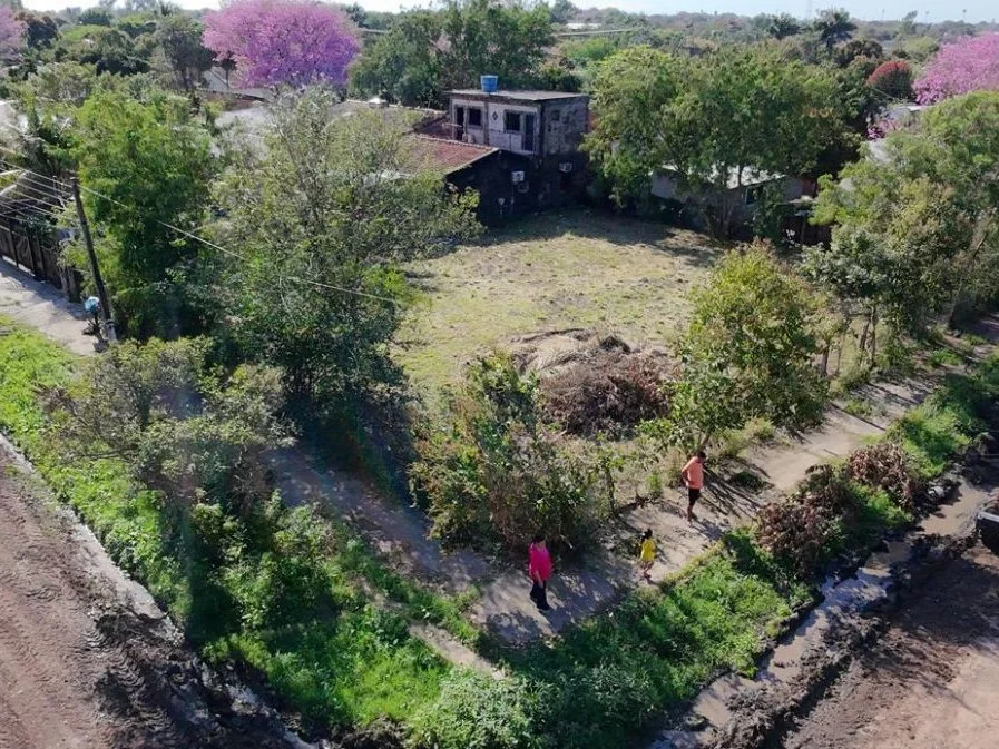 Terreno de esquina com 360 m² em Villa Hayes