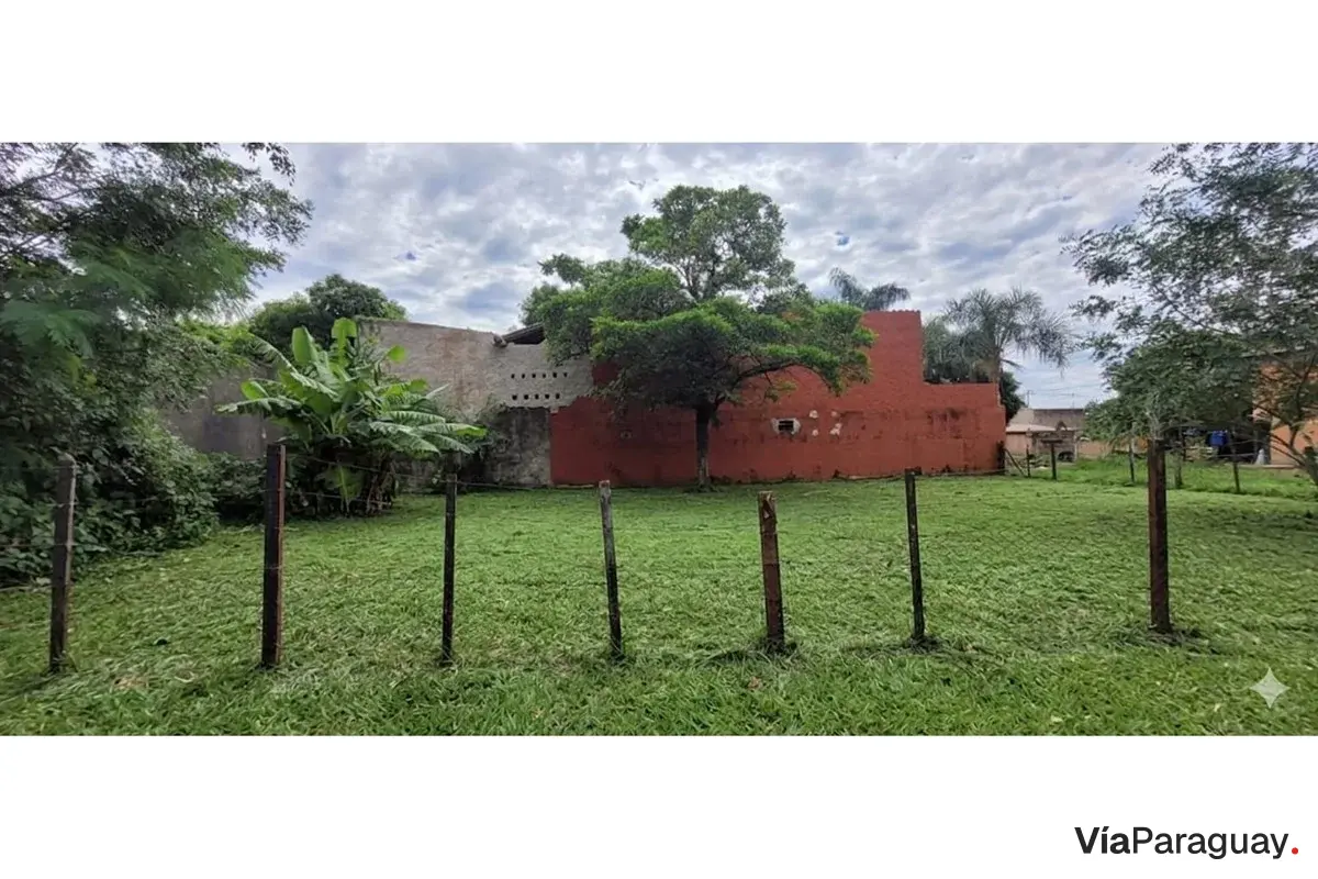 Terreno de esquina à venda em Laurelty, Luque