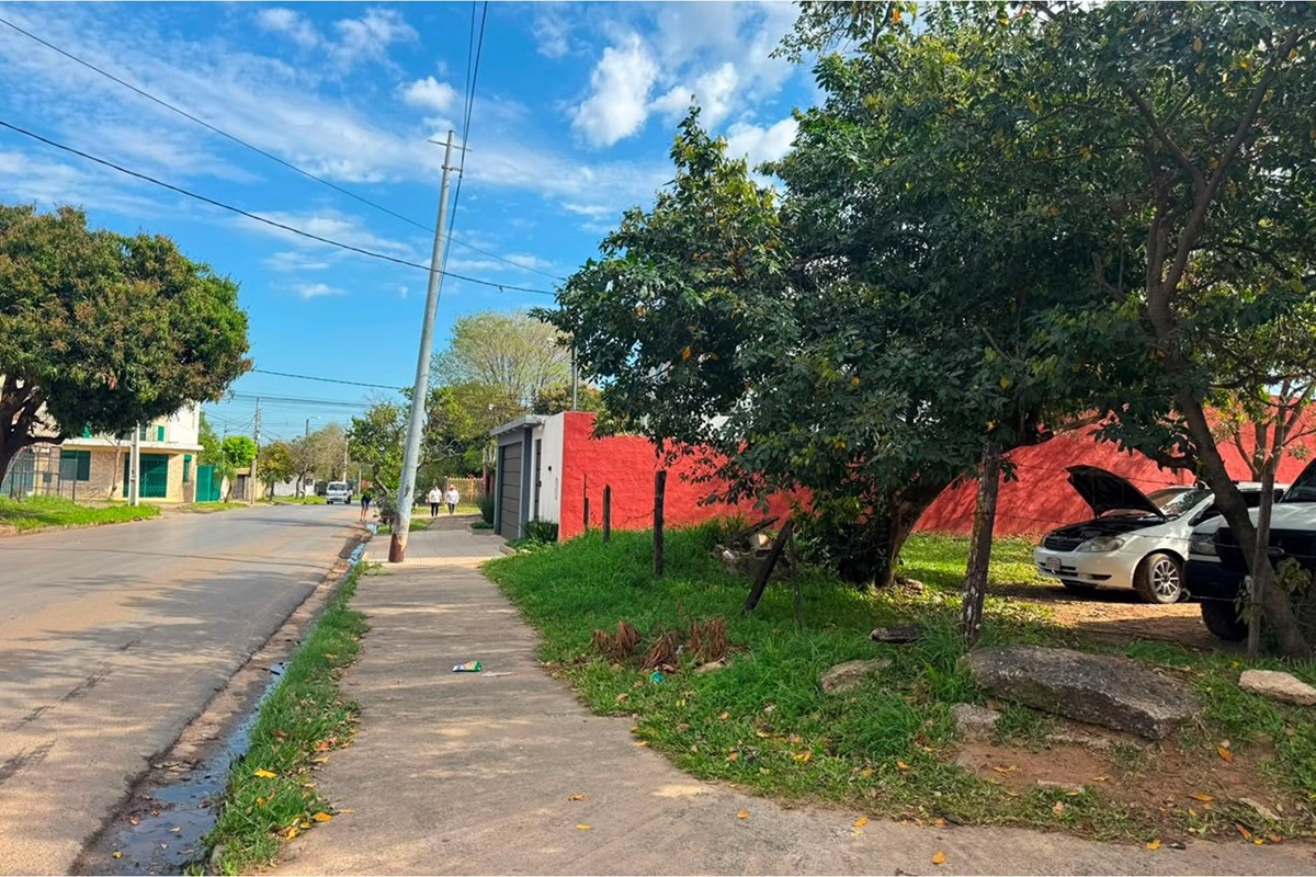 Corner lot for sale in Loma Pytã