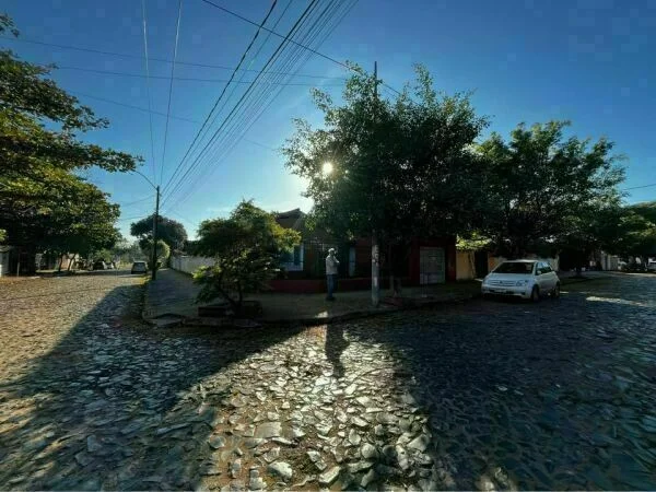 Terreno de esquina à venda em Los Laureles, Assunção – 1.158 m²