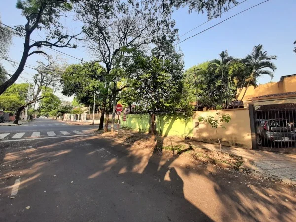 Corner Lot for Sale in Recoleta, Asunción – 304 m²