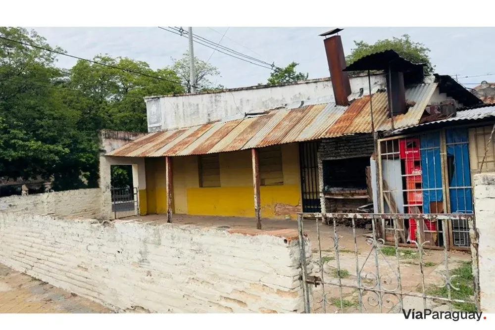 Terreno à venda com casa para demolir no Barrio Obrero