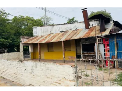 Terreno à venda com casa para demolir no Barrio Obrero