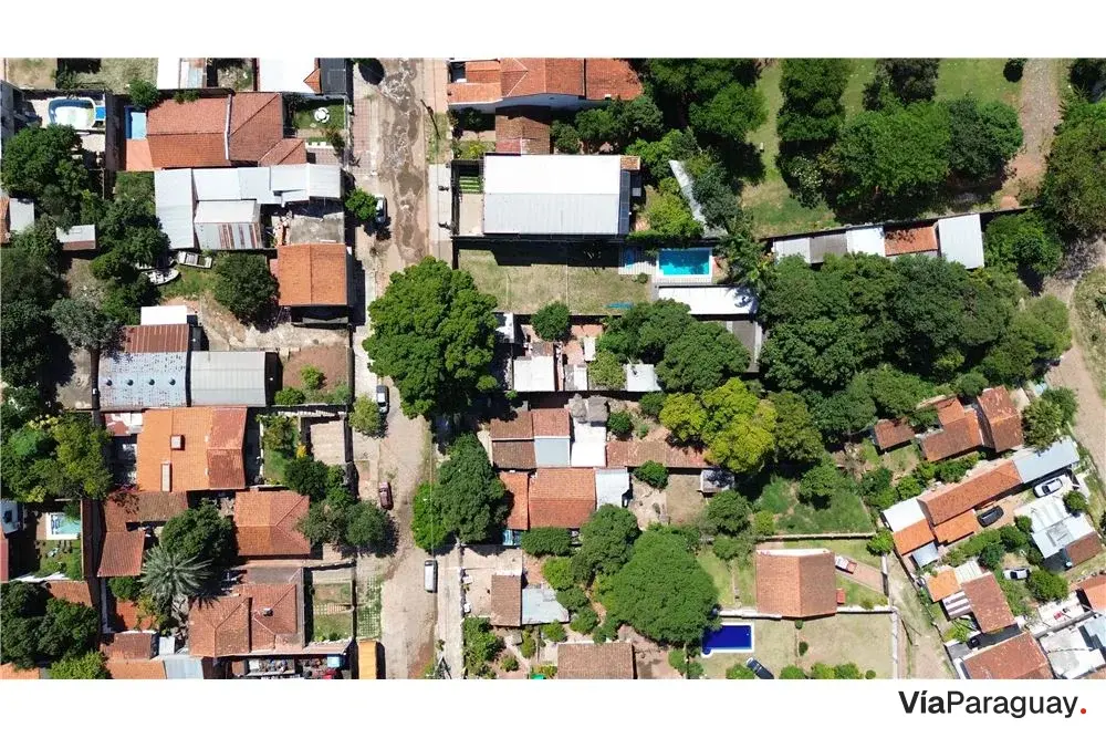Terreno à venda com casa para demolir em Lambaré