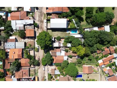 Terreno à venda com casa para demolir em Lambaré