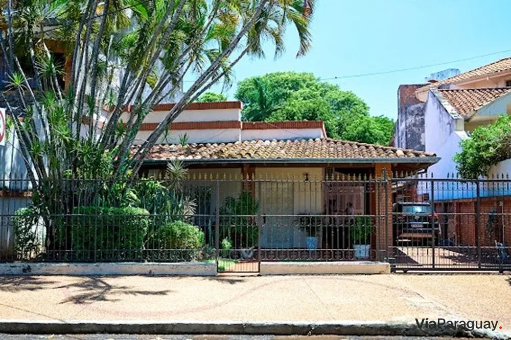 Terreno en venta con casa a demoler o refaccionar en Ycuá Satí