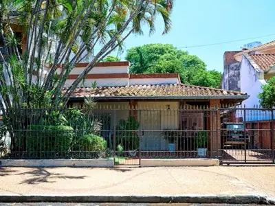 Terreno en venta con casa a demoler o refaccionar en Ycuá Satí
