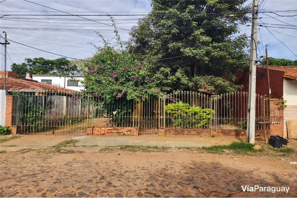 Terreno à venda com casa para reformar em Fernando de la Mora