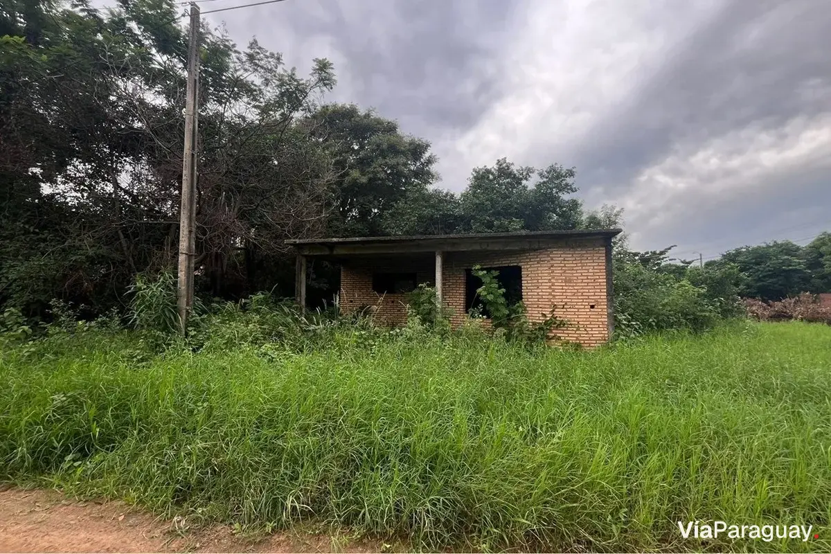 Terreno à venda com casa a terminar em María Auxiliadora