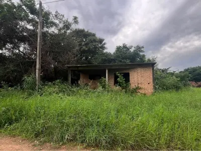 Terreno à venda com casa a terminar em María Auxiliadora