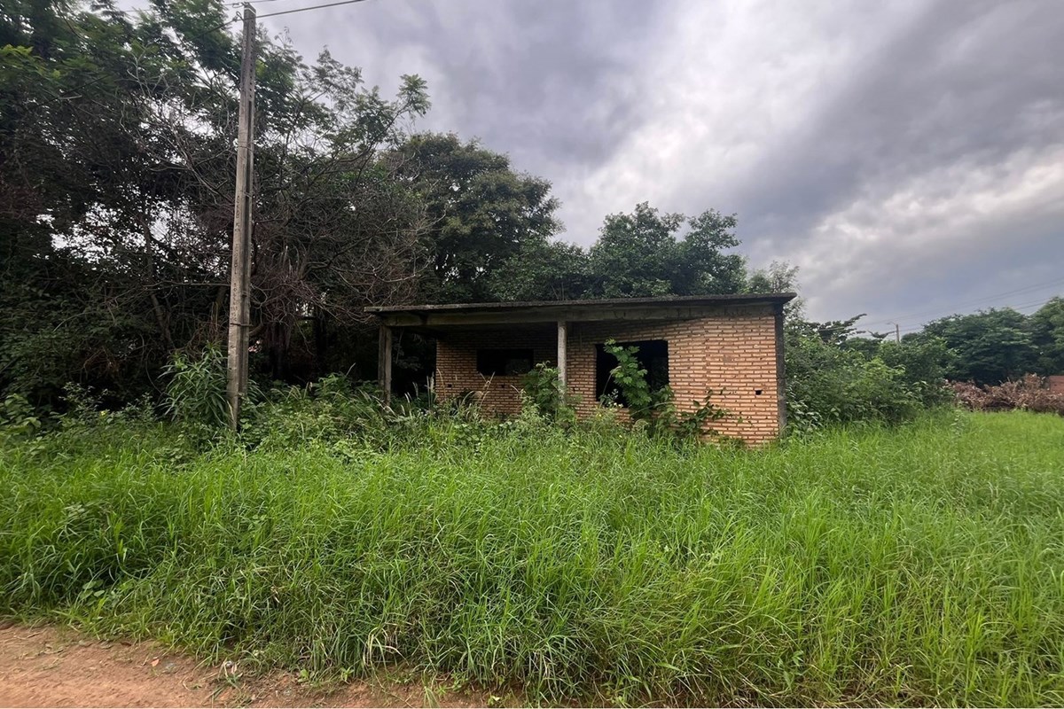 Terreno à venda com casa a terminar em María Auxiliadora