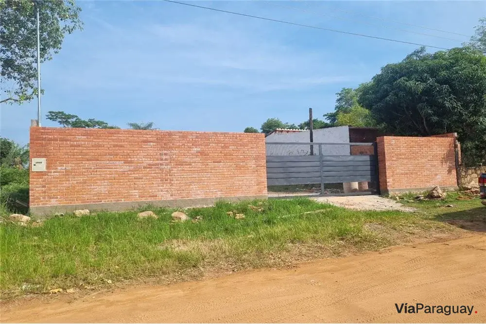 Terreno à venda com casa a terminar em San Bernardino