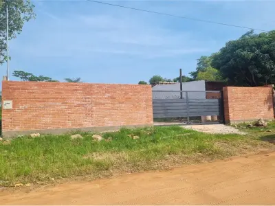 Terreno à venda com casa a terminar em San Bernardino