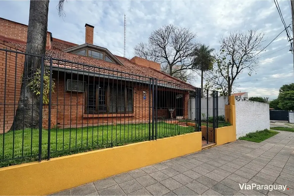 Terreno à venda com casa em esquina em Lambaré