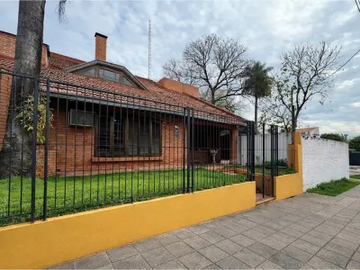 Terreno à venda com casa em esquina em Lambaré
