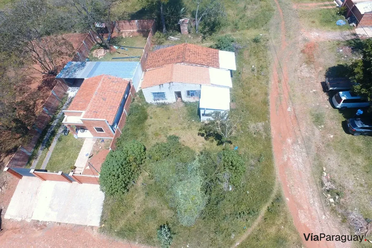Terreno en venta con casa en esquina en Maramburé, Luque