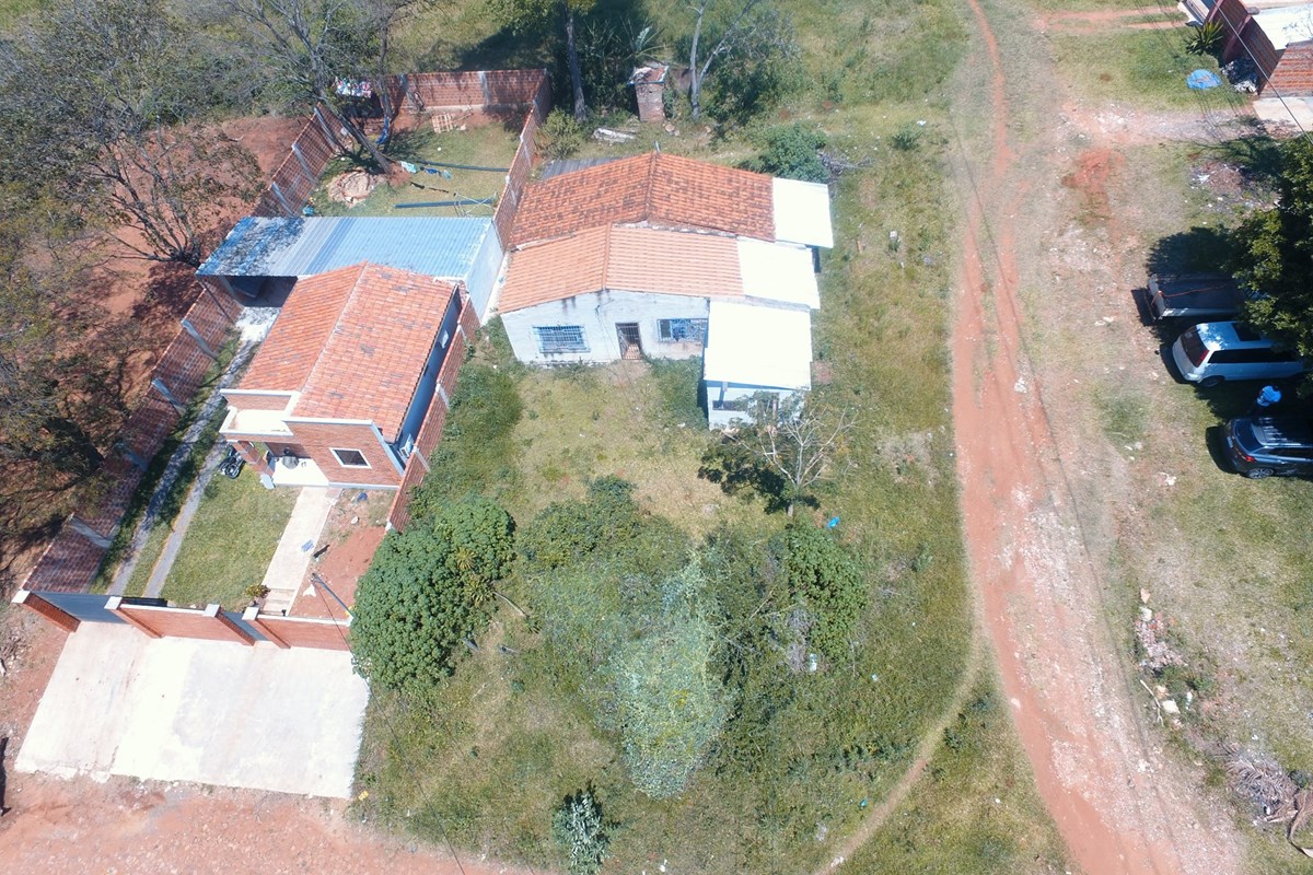 Terreno à venda com casa em esquina em Maramburé, Luque
