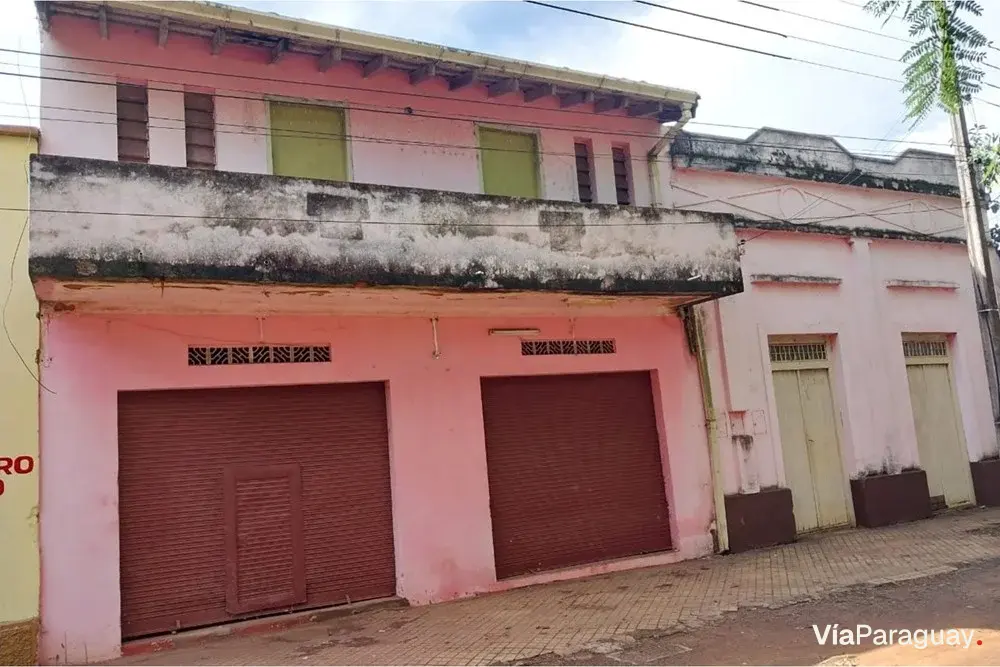 Terreno à venda com construção para reformar em Ybycuí