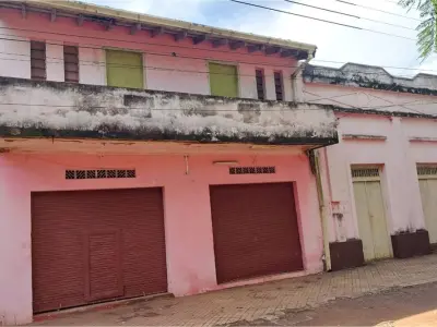 Terreno à venda com construção para reformar em Ybycuí