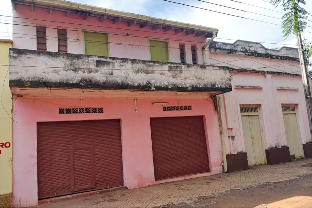 Terreno à venda com construção para reformar em Ybycuí
