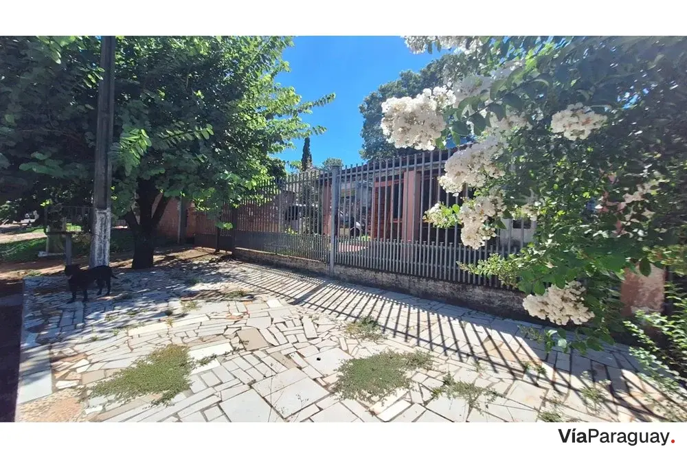 Terreno à venda com construção no Barrio Santa María