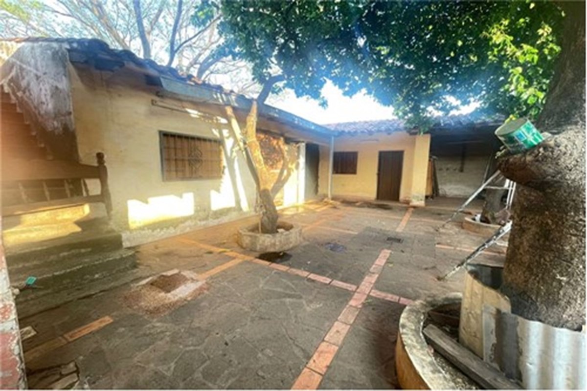 Terreno à venda com construção em Villa Elisa