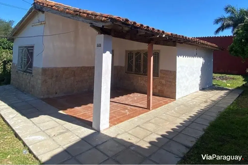 Terreno en venta con dos chalets en Limpio