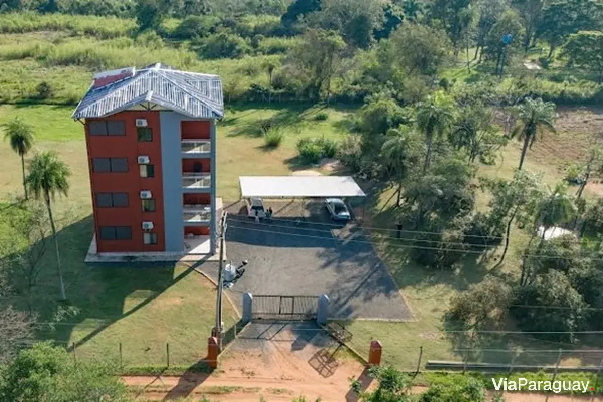 Terreno à venda com edifício de 4 andares em Caacupé
