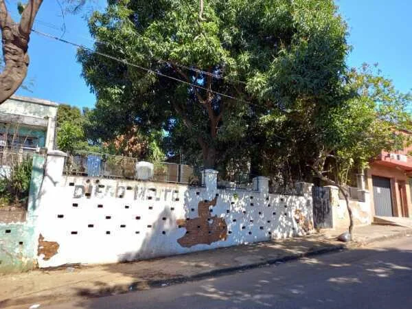 Terreno en venta con mejoras a demoler, zona Mercado 4, Asunción