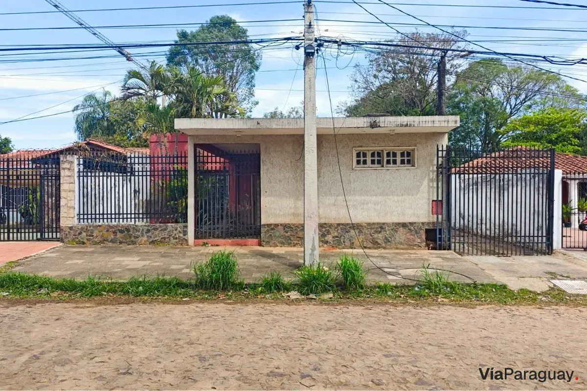 Land for sale with property to renovate in Mariano Roque Alonso