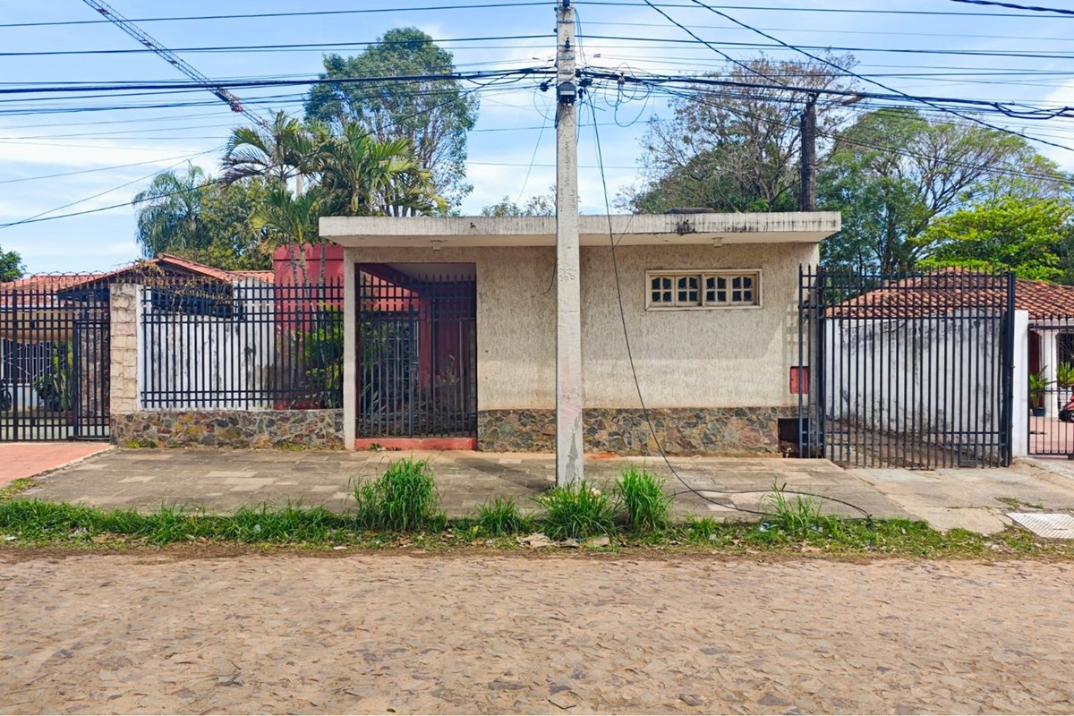 Land for sale with property to renovate in Mariano Roque Alonso
