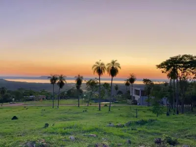 Terreno à venda com vista para o lago em condomínio