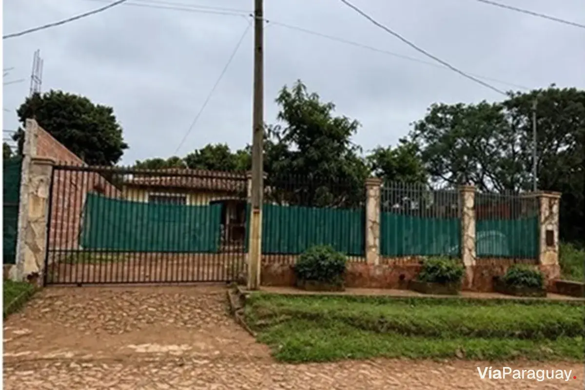 Terreno à venda com casa para reformar em Luque