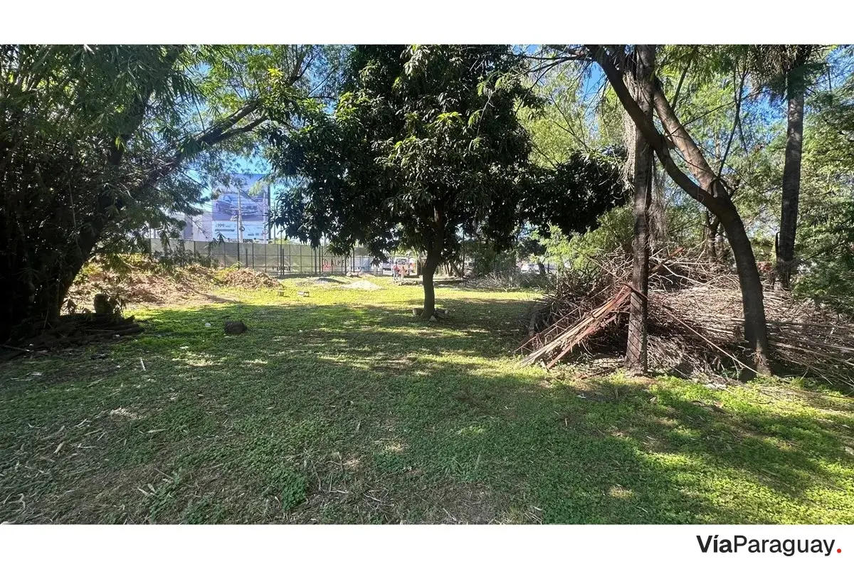 Terreno à venda de 1.324 m² em esquina em Luque