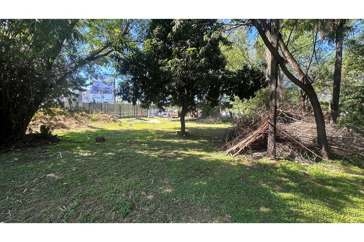 Terreno à venda de 1.324 m² em esquina em Luque