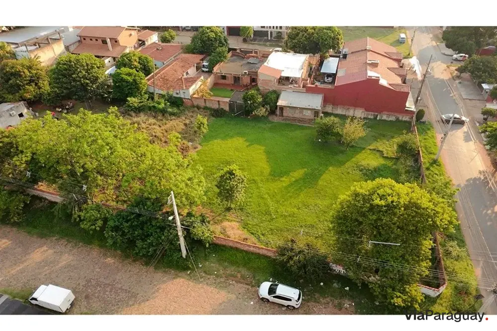 Terreno à venda de 2.568 m² em esquina em Fernando de la Mora