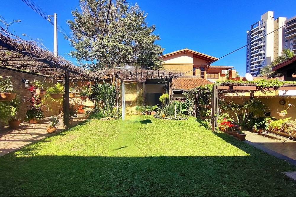 Land for sale on a corner lot in Mburucuyá, Asunción