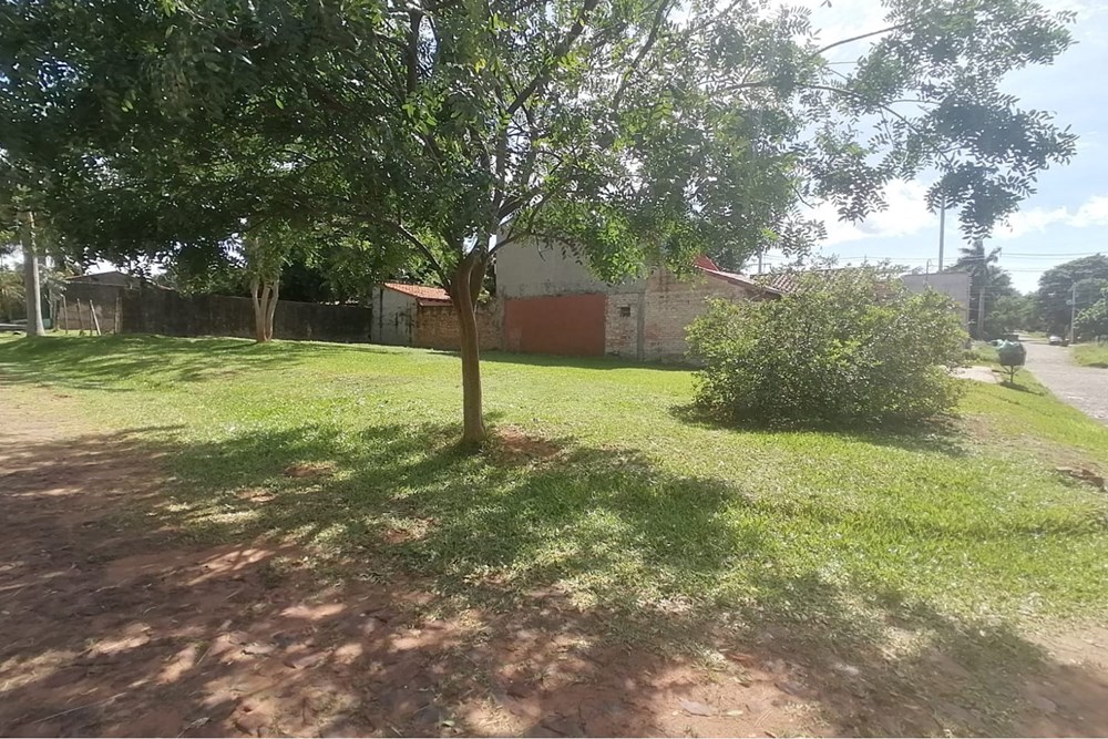 Terreno en venta en esquina, Barrio San Carlos - Ñemby