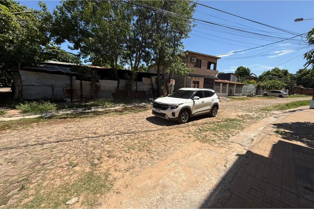 Corner lot for sale in San Vicente neighborhood