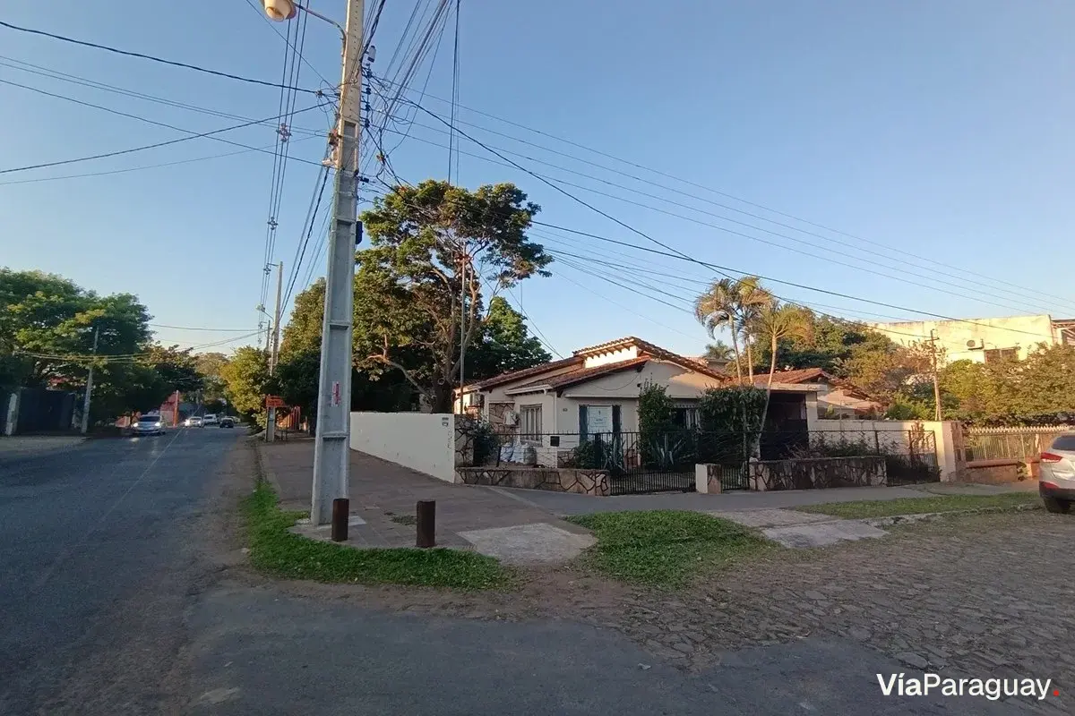 Terreno en venta en esquina con construcción en Villa Aurelia