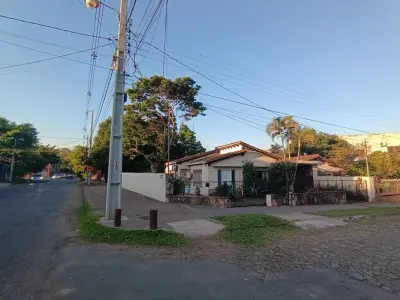 Terreno en venta en esquina con construcción en Villa Aurelia
