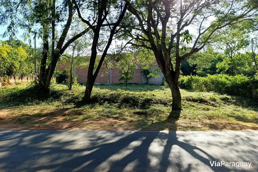 Terreno en venta en esquina de 400 m² sobre asfalto en Areguá